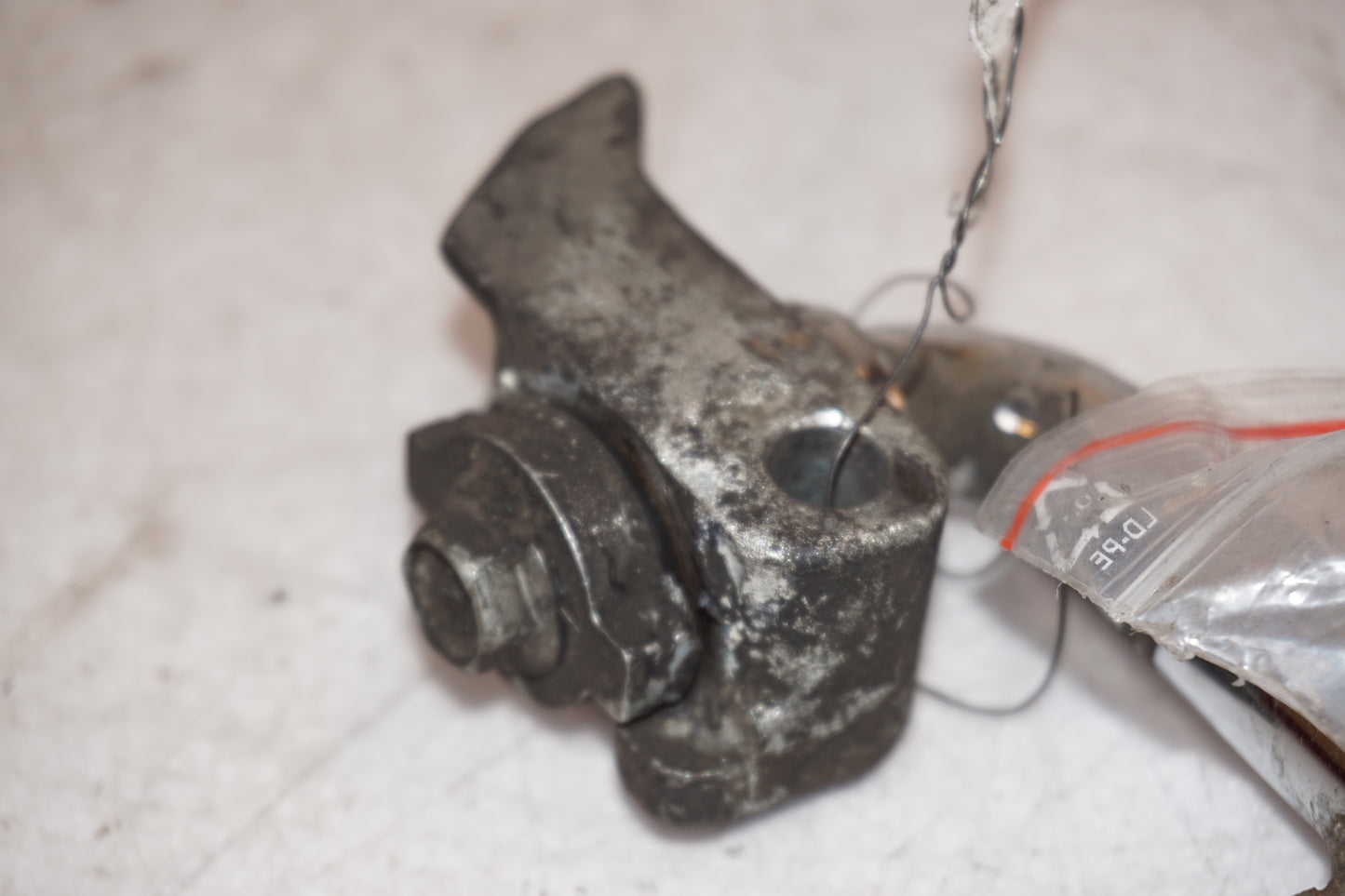 Snett nerifrån på Sidostöd från en H-D Dyna Low Rider FXDL -2004 motorcykel.