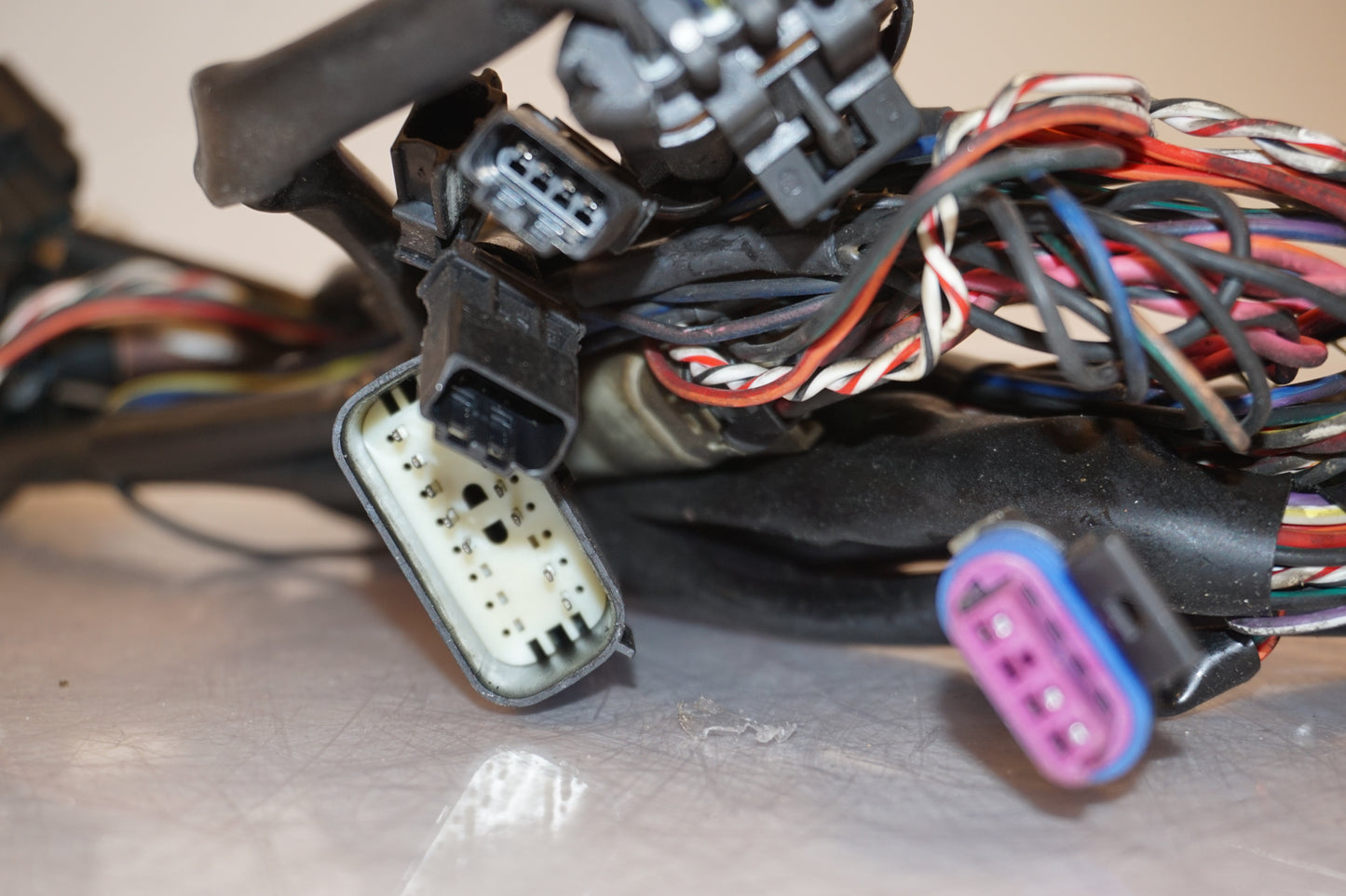 Snett nerifrån på Kablage från en H-D Street Glide FLHX -2015 motorcykel.