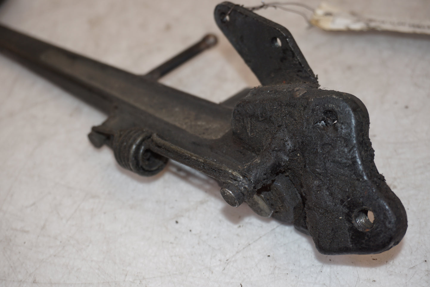 Snett nerifrån på Sidostöd från en Suzuki GSX-R 750 -1995 motorcykel.