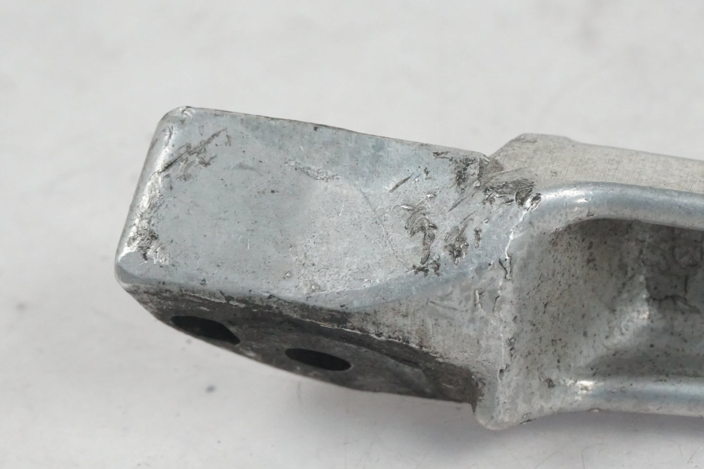 Vänster sida på Fotpinne från en Honda CBR 900 RR -1999 motorcykel.