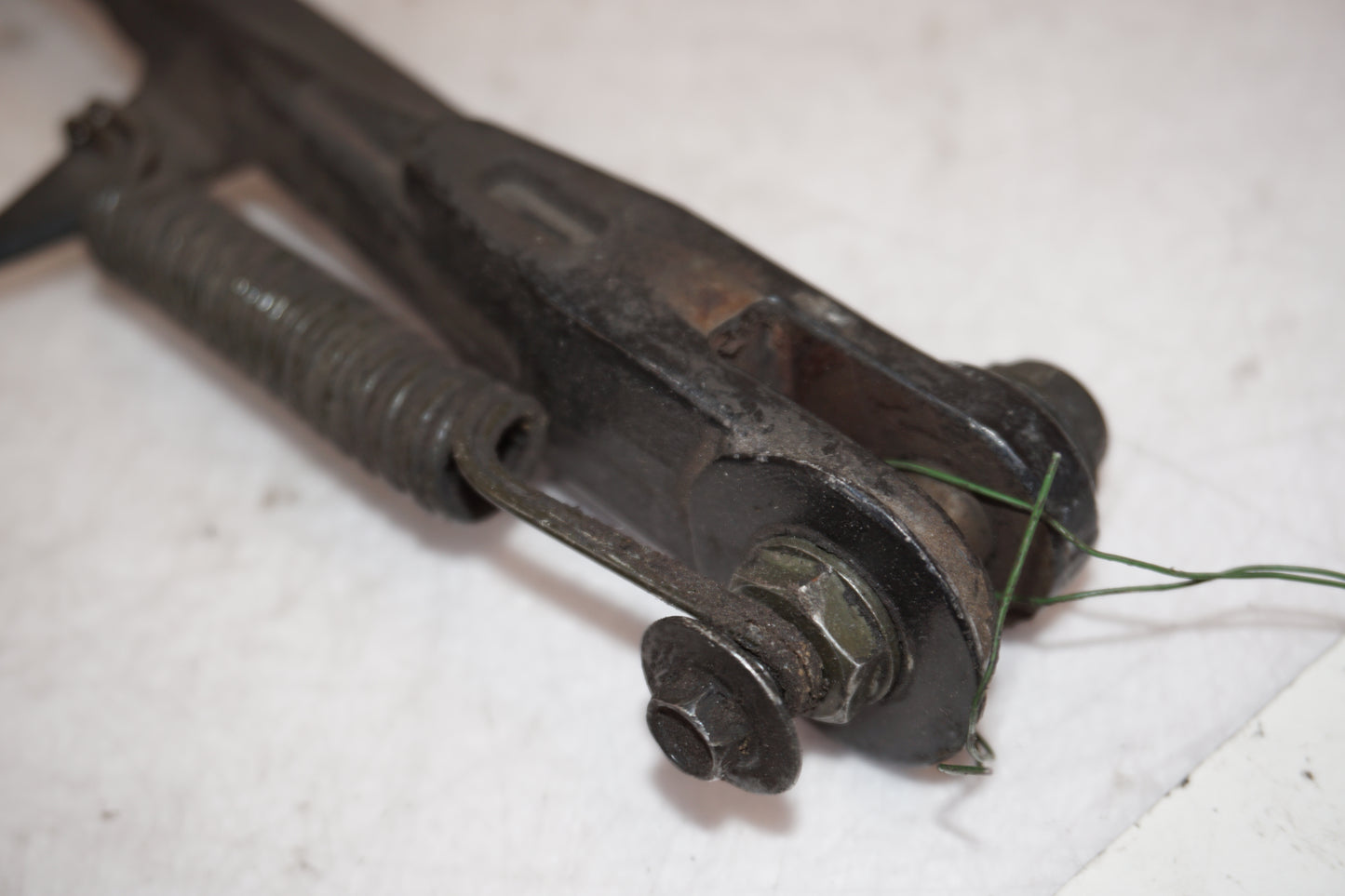 Snett nerifrån på Sidostöd från en Honda CB 1300 F -2004 motorcykel.