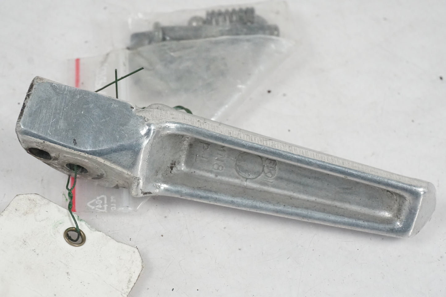 Höger sida på <p>Fotpinne vänster bak från Honda VFR 750 F 1995.</p>
<p>Okej skick.</p> motorcykel.