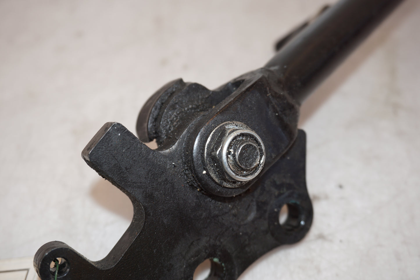 Snett nerifrån på Sidostöd från en Yamaha FZ-1 N -2009 motorcykel.