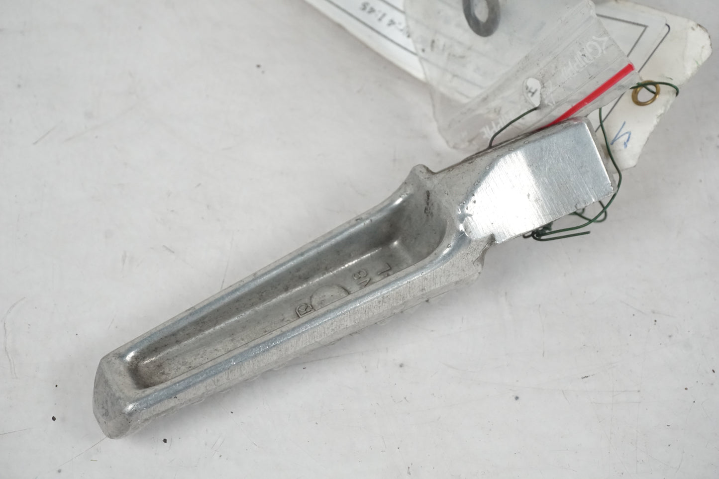 Höger sida på <p>Fotpinne vänster bak från Honda VFR 750 F 1990.</p>
<p>Okej skick.</p> motorcykel.