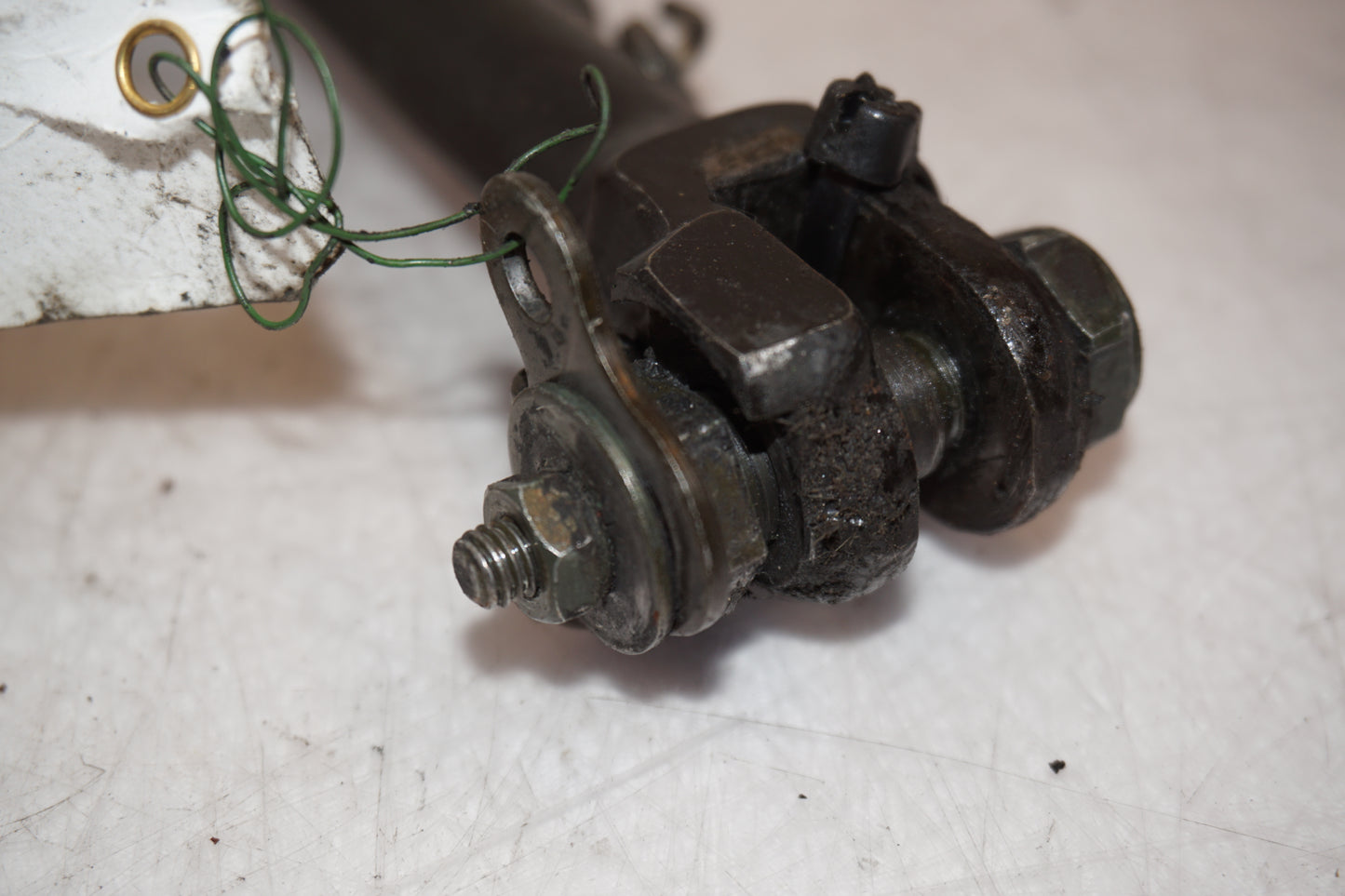 Snett nerifrån på Sidostöd från en Yamaha V-MAX 1200 -1997 motorcykel.