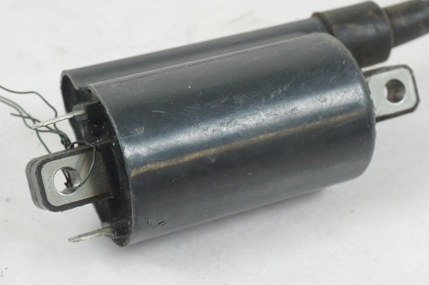 Baksidan på Tändspole från en Suzuki VZ 800 -1997 motorcykel.