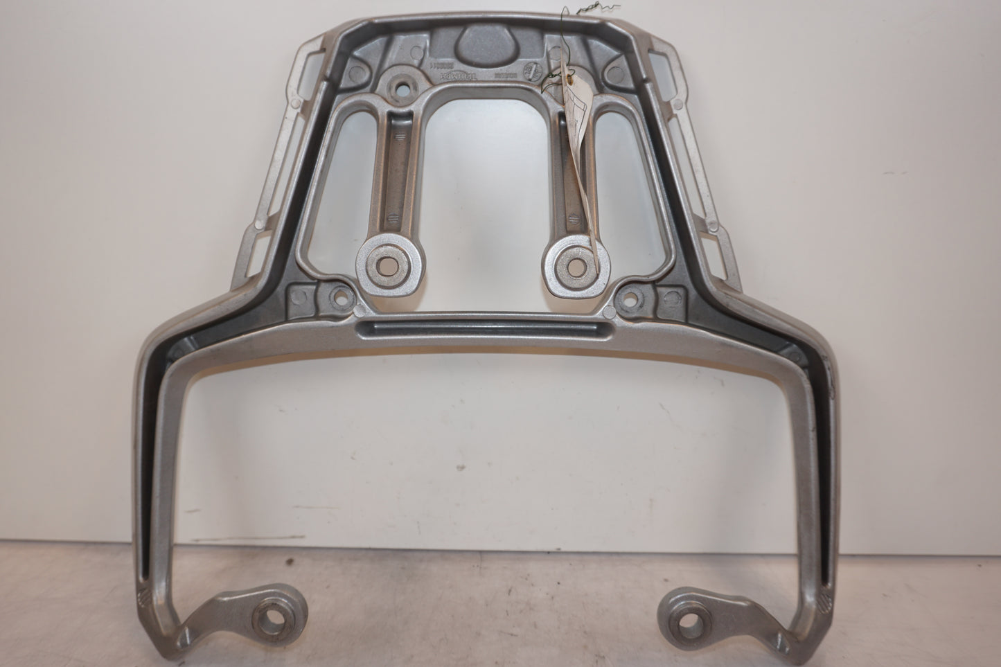 Snett nerifrån på Pakethållare från en Triumph Tiger -2012 motorcykel.