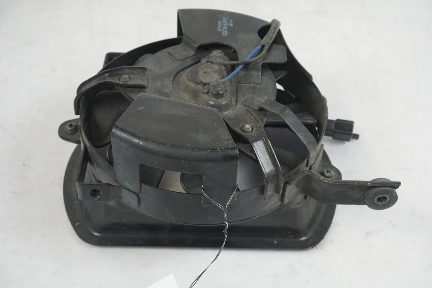 Vänster sida på Vattenkylfläkt från en Suzuki VL 800 -2004 motorcykel.