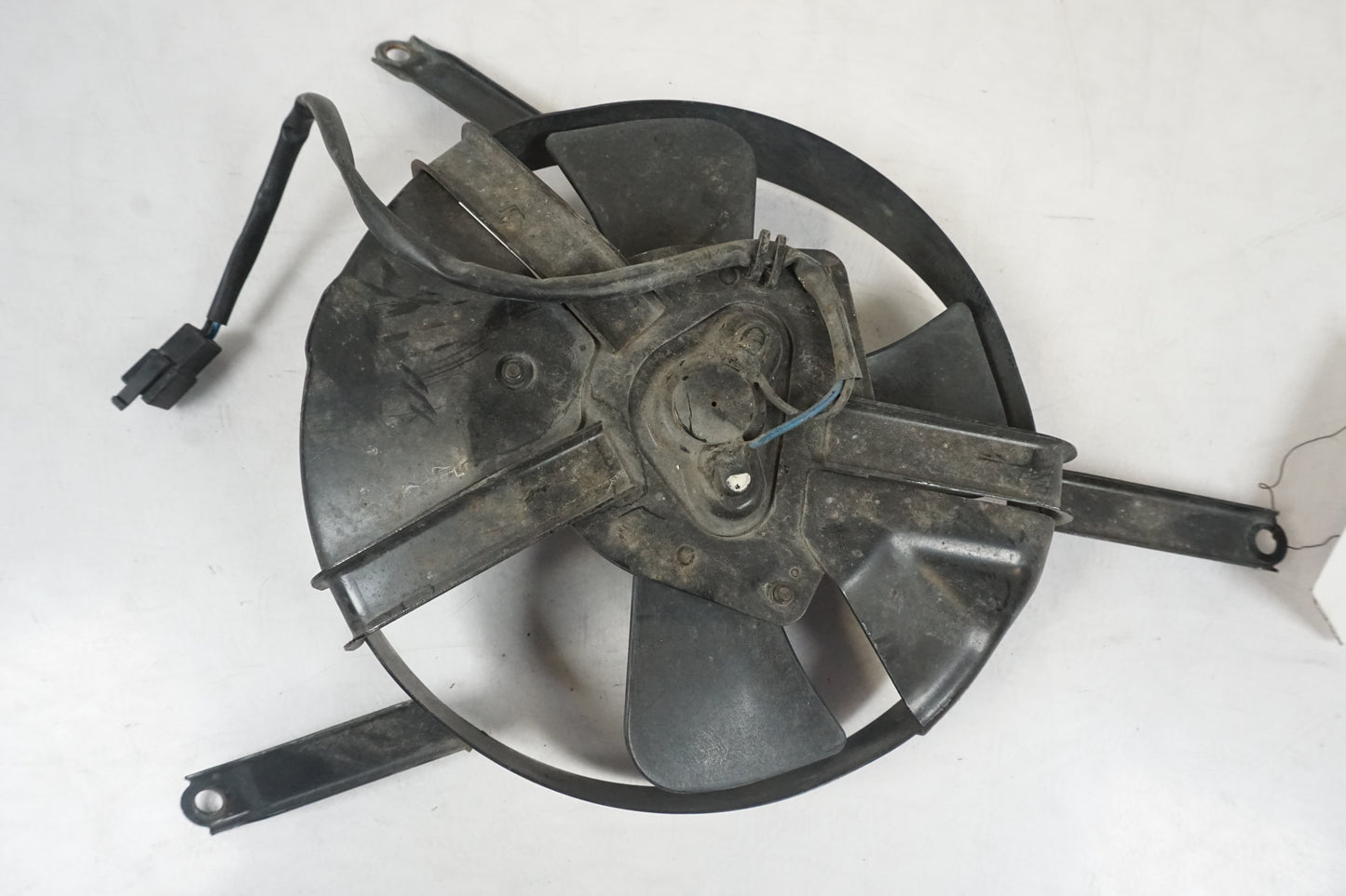 Baksidan på Vattenkylfläkt från en Suzuki GSX-R 750 -1995 motorcykel.