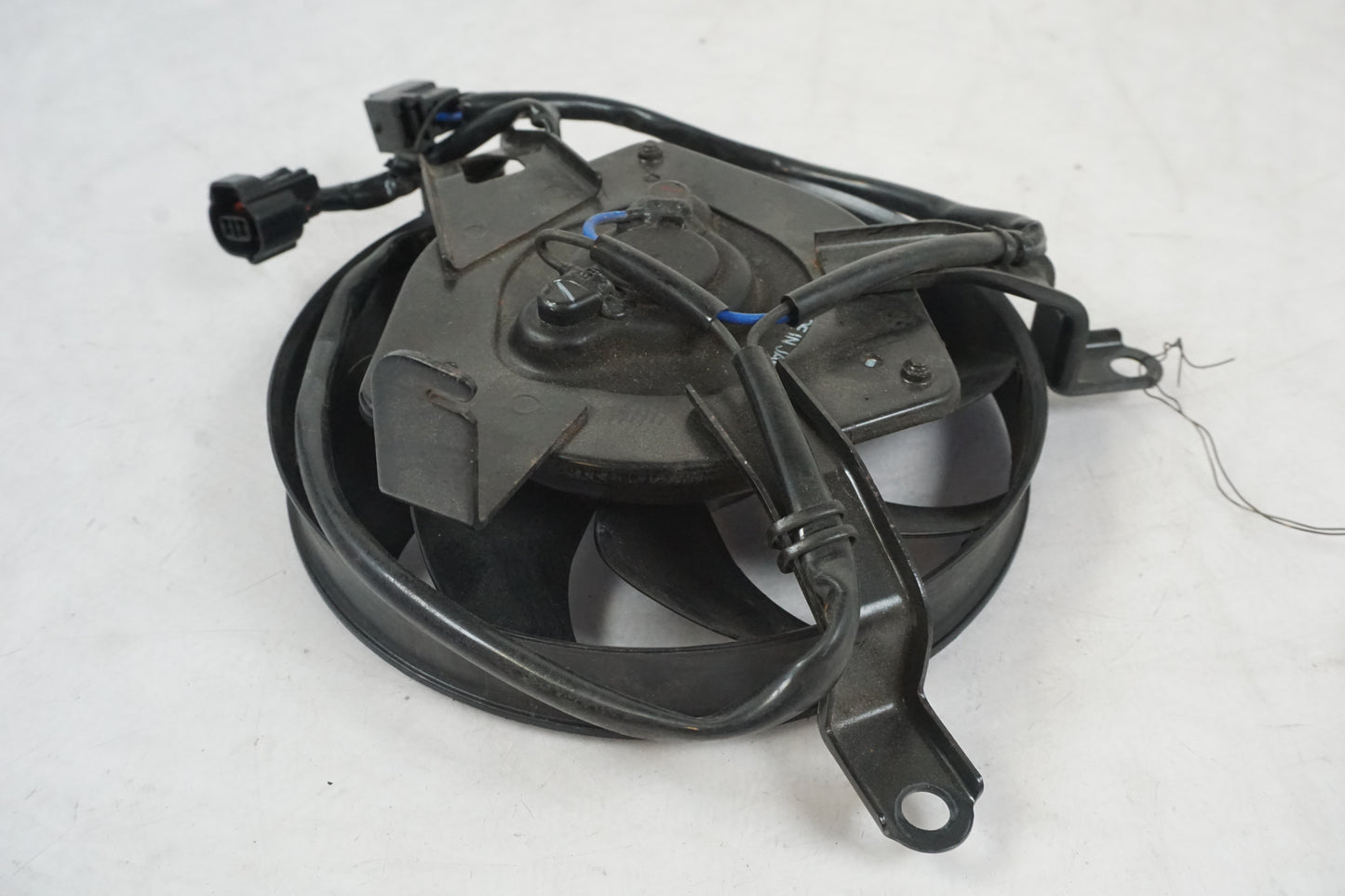 Höger sida på Vattenkylfläkt från en Suzuki DL 1000 -2003 motorcykel.