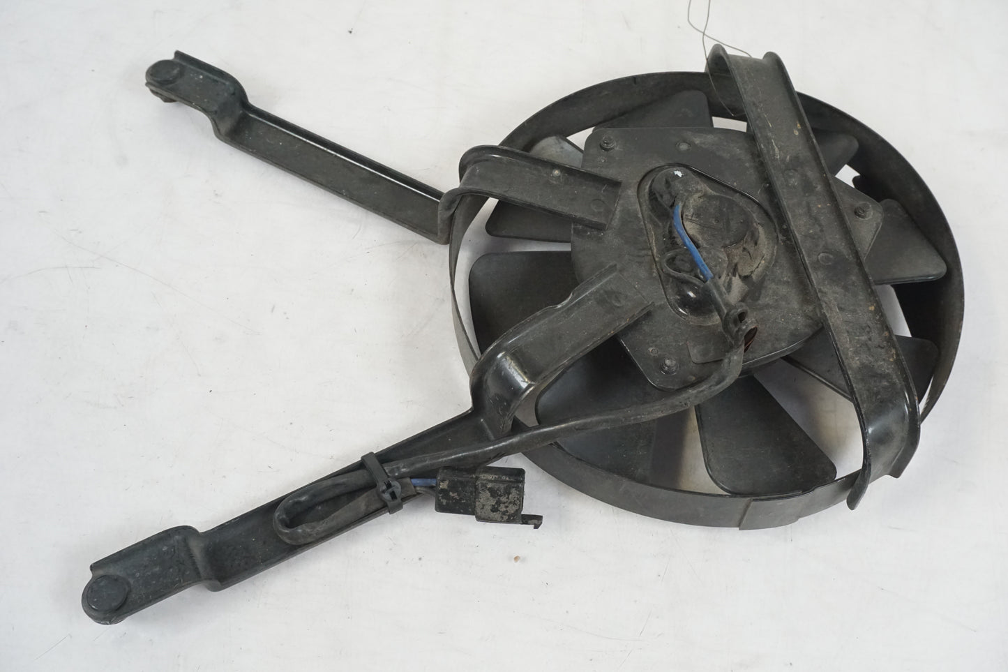 Höger sida på Vattenkylfläkt från en Yamaha FZR 1000 -1993 motorcykel.