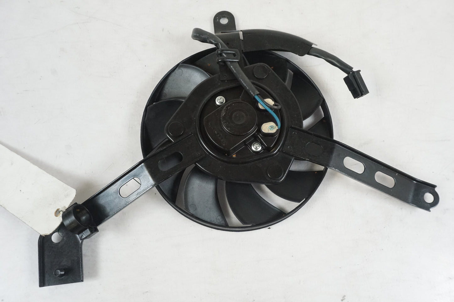 Baksidan på Vattenkylfläkt från en Yamaha MT-07 -2014 motorcykel.