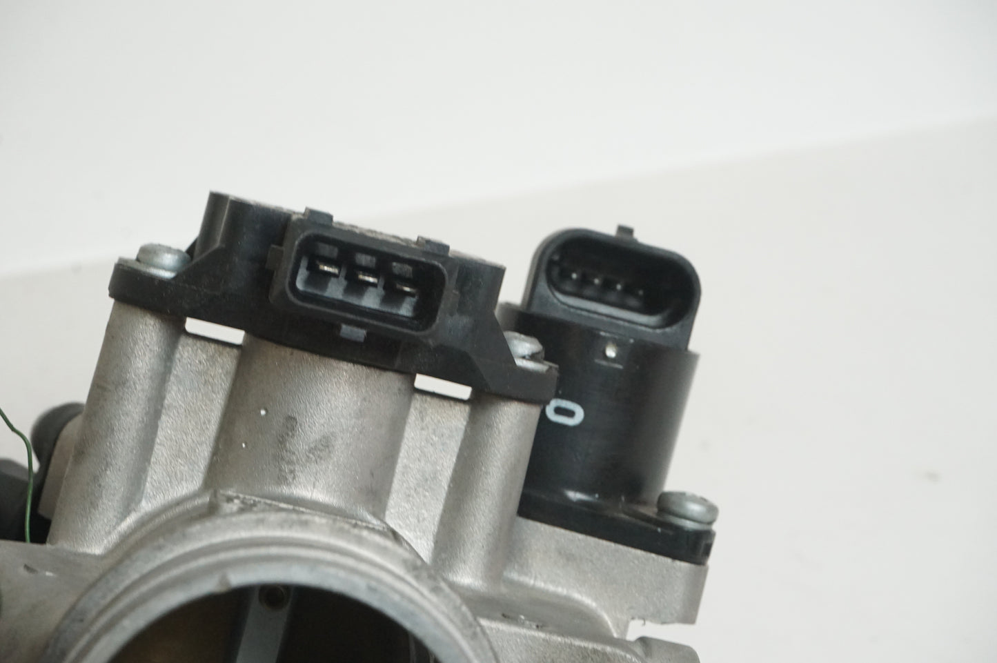 Höger sida på Spjällhus från en BMW F 650 CS -2002 motorcykel.