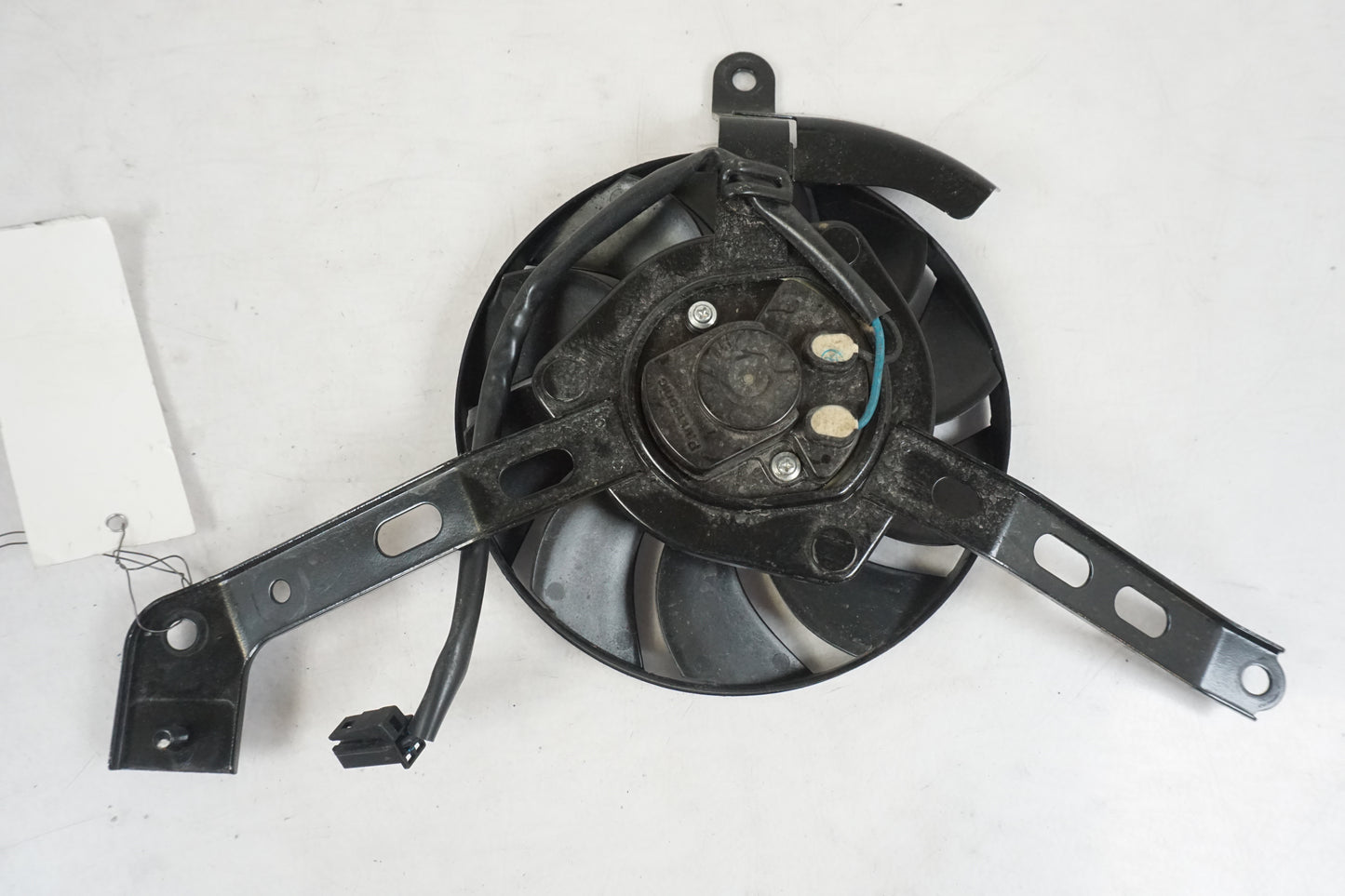 Baksidan på Vattenkylfläkt från en Yamaha MT-07 Tracer -2016 motorcykel.