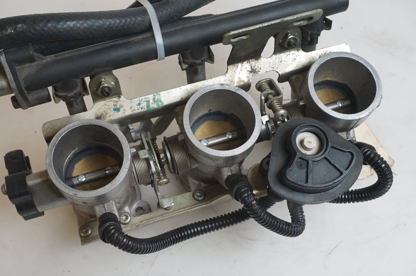 Höger sida på Spjällhus från en Triumph Sprint RS -2000 motorcykel.