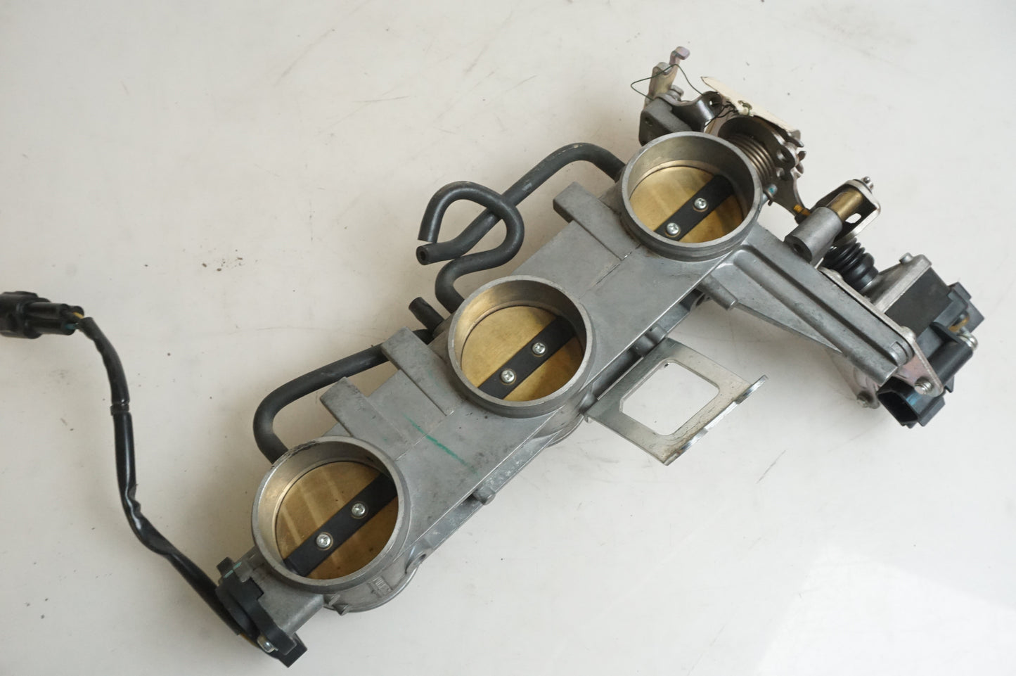 Vänster sida på Spjällhus från en Triumph Sprint ST -2007 motorcykel.