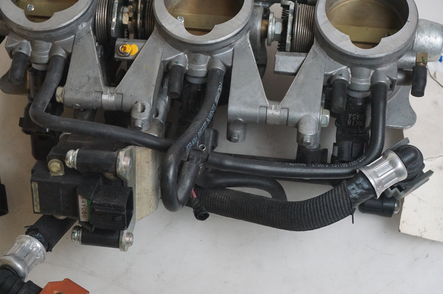 Vänster sida på Spjällhus från en Triumph Street Triple -2009 motorcykel.