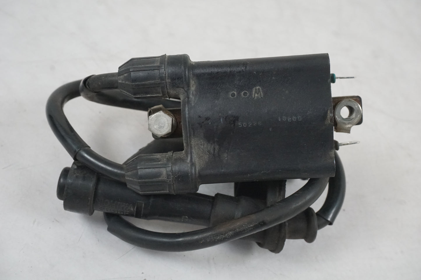 Vänster sida på Tändspole från en Honda VT 600 C -1995 motorcykel.