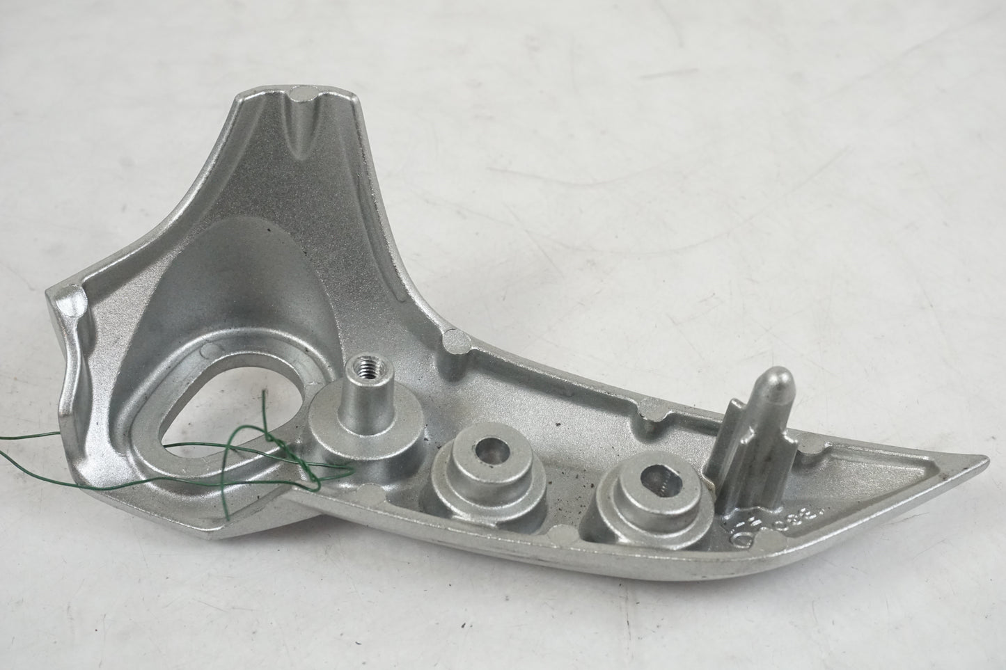 Vänster sida på Blinkersfäste från en Yamaha FZ-6 -2007 motorcykel.