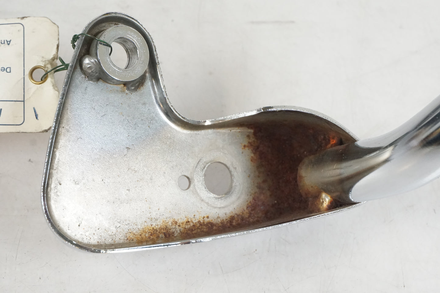 Snett nerifrån på Blinkersfäste från en Kawasaki VN 1500 Classic Tourer -2000 motorcykel.