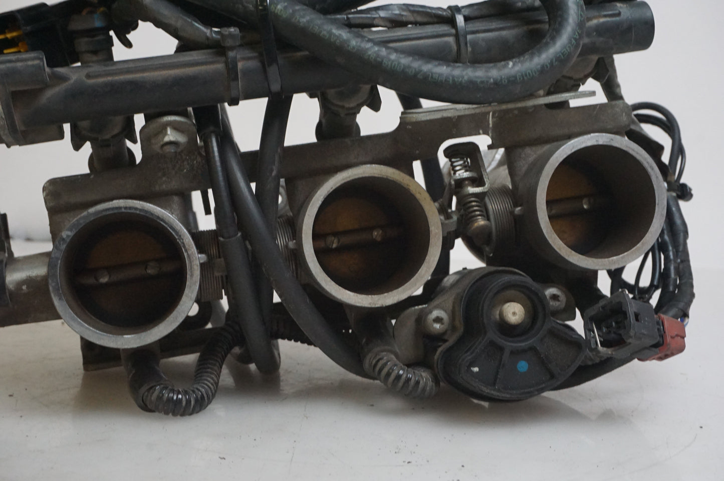 Snett nerifrån på Spjällhus från en Triumph Tiger -2002 motorcykel.