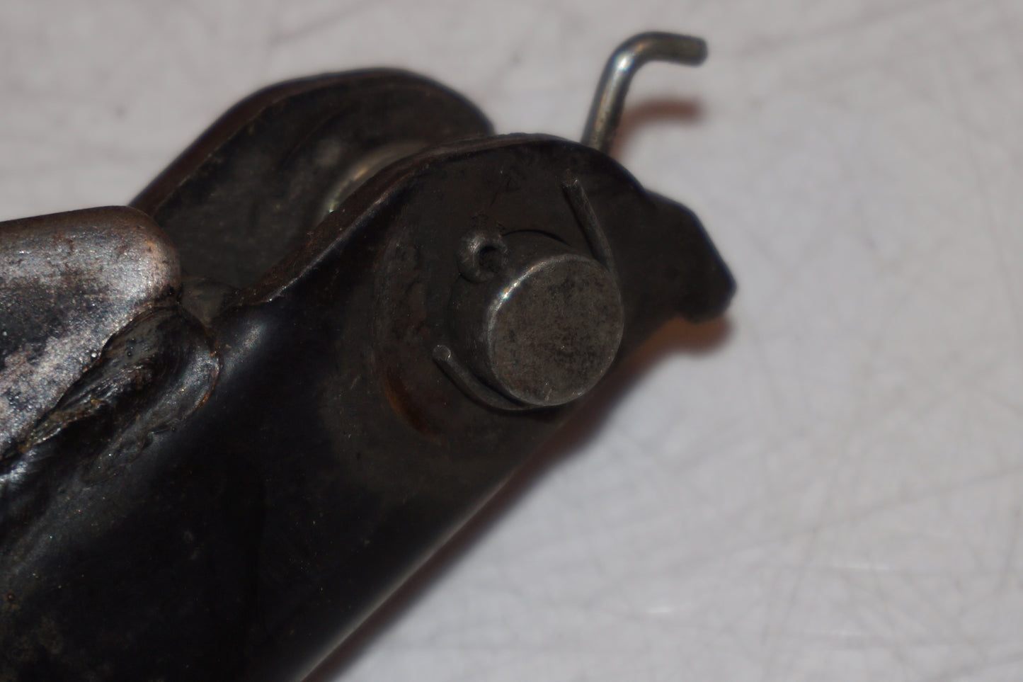 Snett nerifrån på Fotpinne från en Suzuki DR 650 -1993 motorcykel.