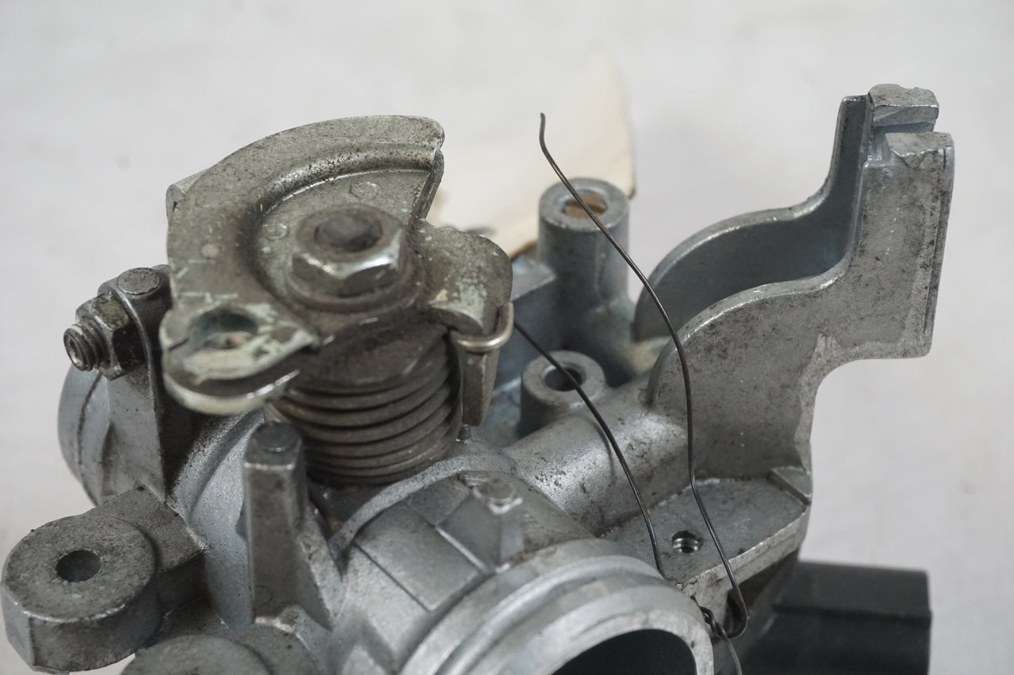 Vänster sida på Spjällhus från en Yamaha YZF-R 125 -2009 motorcykel.