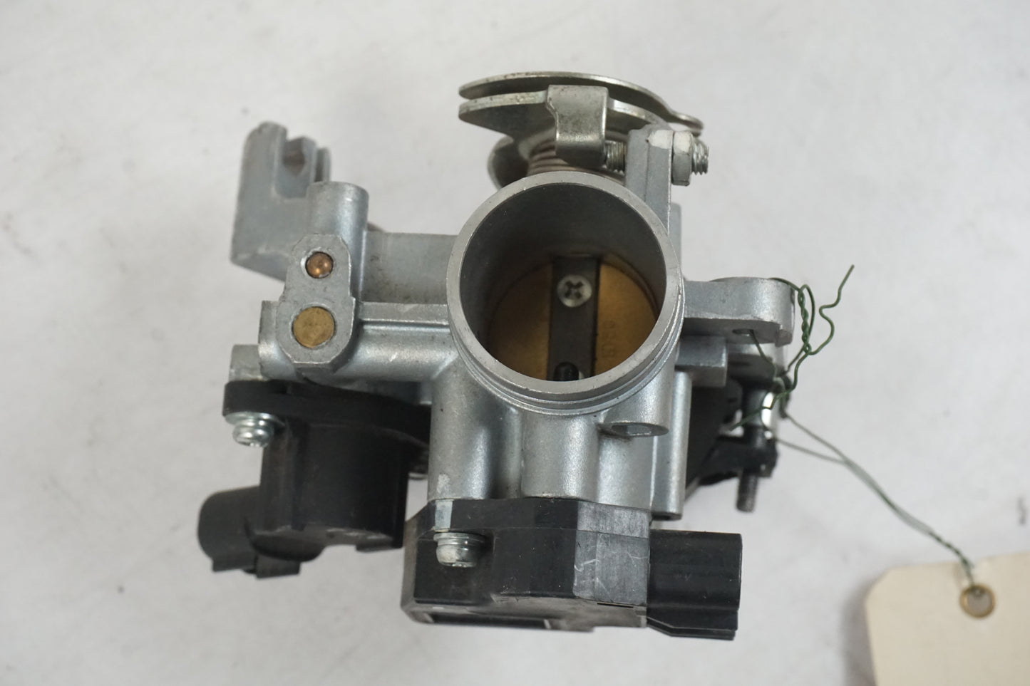 Vänster sida på Spjällhus från en Yamaha YZF-R 125 -2008 motorcykel.