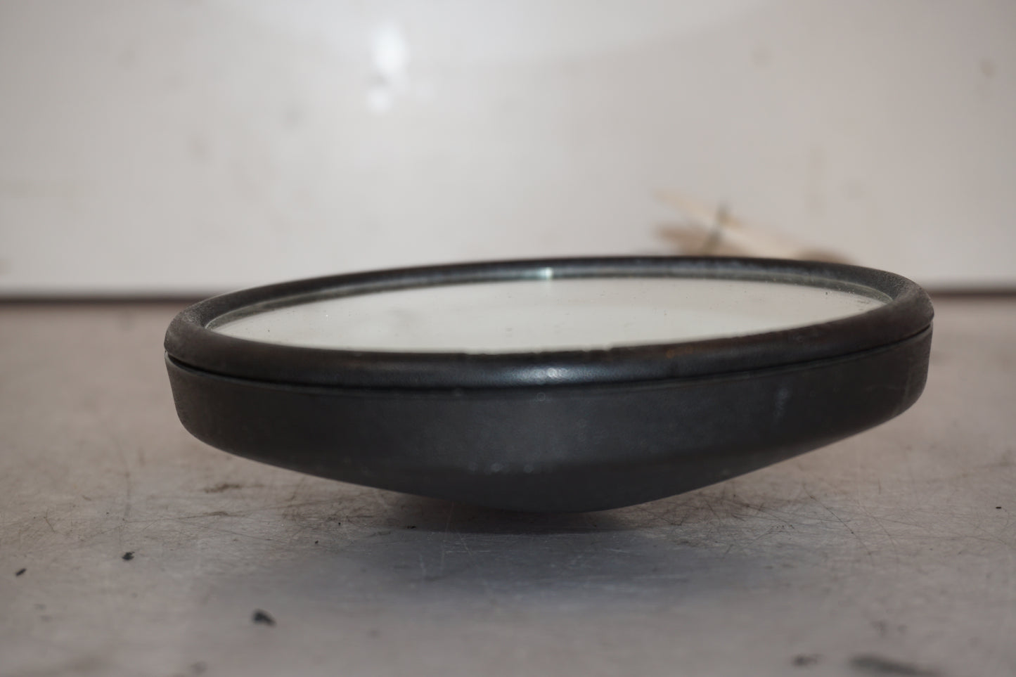 Snett nerifrån på Backspegel från en BMW F 650 CS -2002 motorcykel.