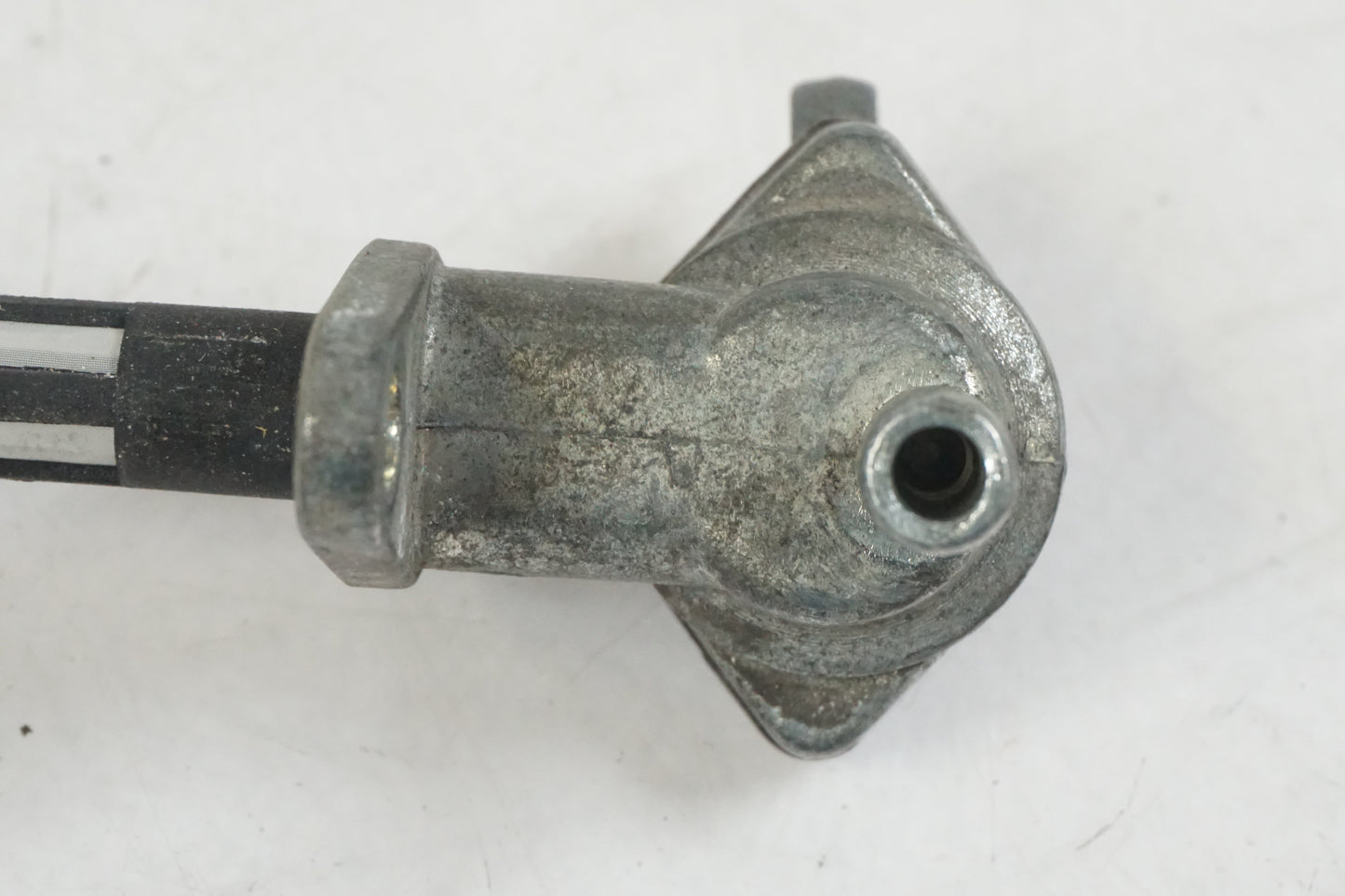 Höger sida på Bensinkran från en Husaberg FS 650 E -2004 motorcykel.