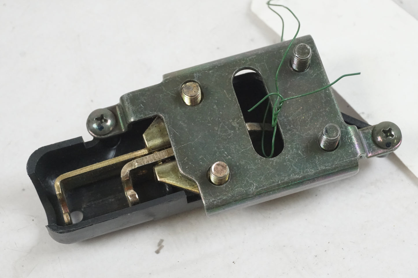 Baksidan på Sadellåsmekanism från en Yamaha YZF R6 -2001 motorcykel.