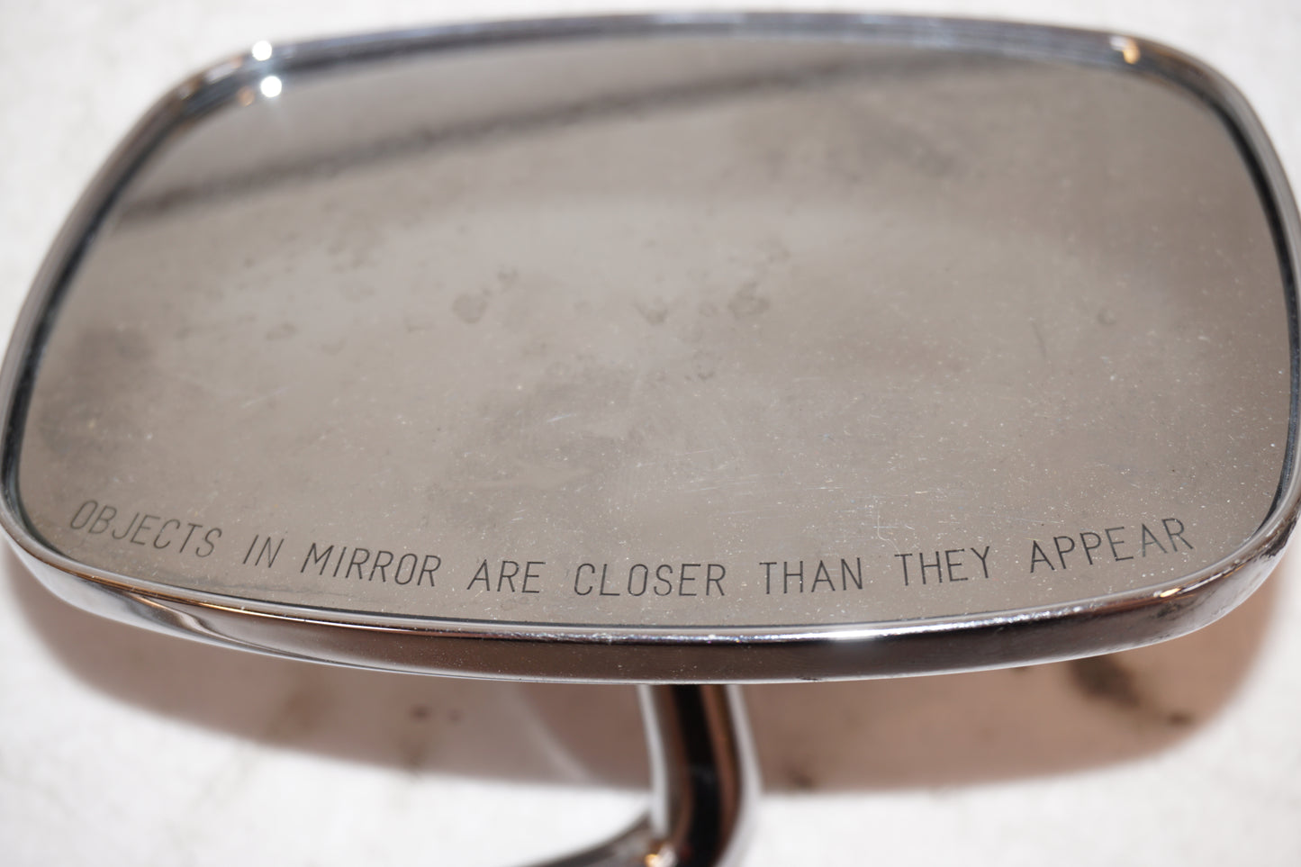 Snett nerifrån på Backspegel från en Triumph Bonneville -2004 motorcykel.