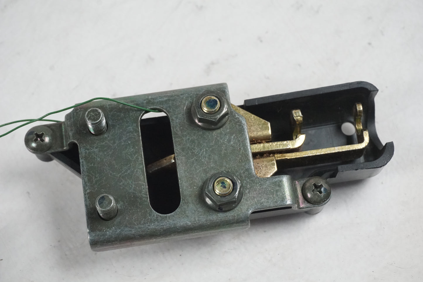 Baksidan pÄ SadellÄsmekanism frÄn en Yamaha YZF 1000 R1 -2002 motorcykel.