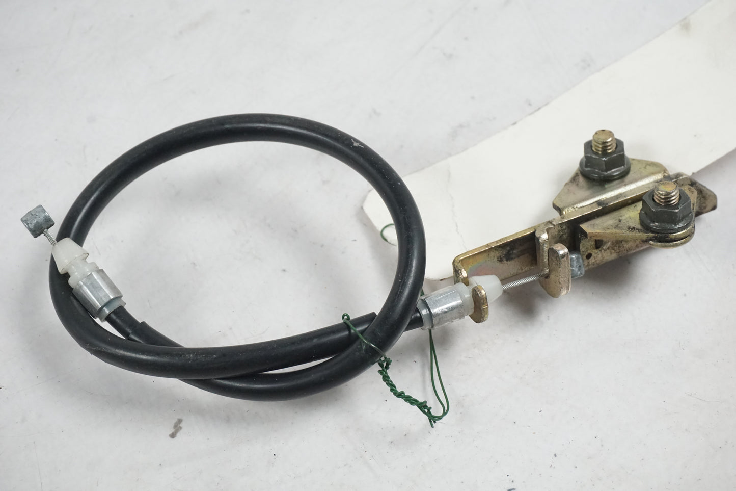 Baksidan på Sadellåsmekanism från en Yamaha FZ-S 600 -1999 motorcykel.