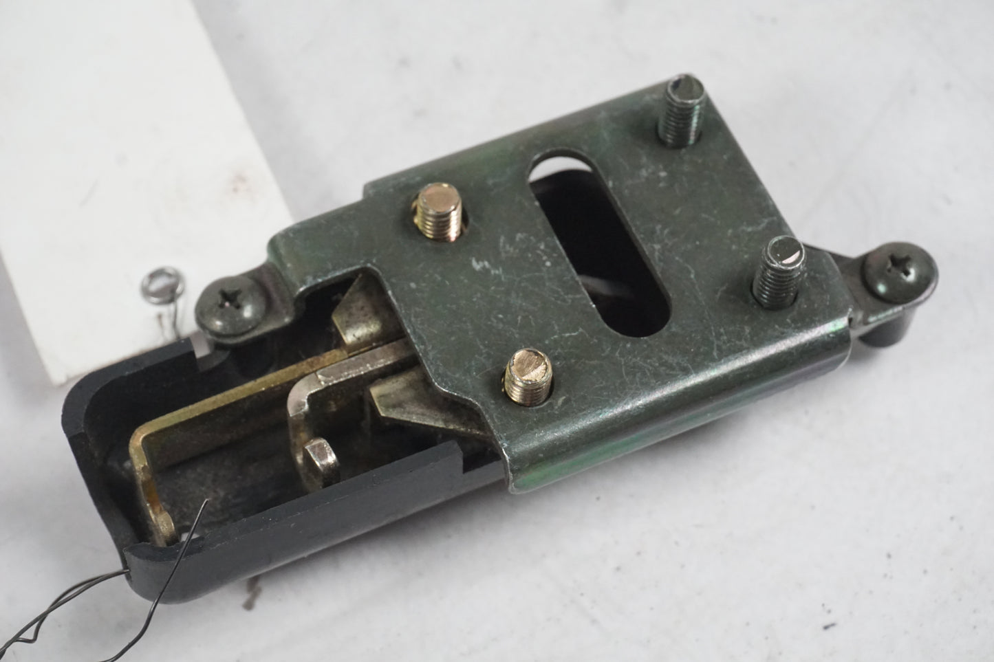 Baksidan på Sadellåsmekanism från en Yamaha YZF 1000 R1 -2000 motorcykel.