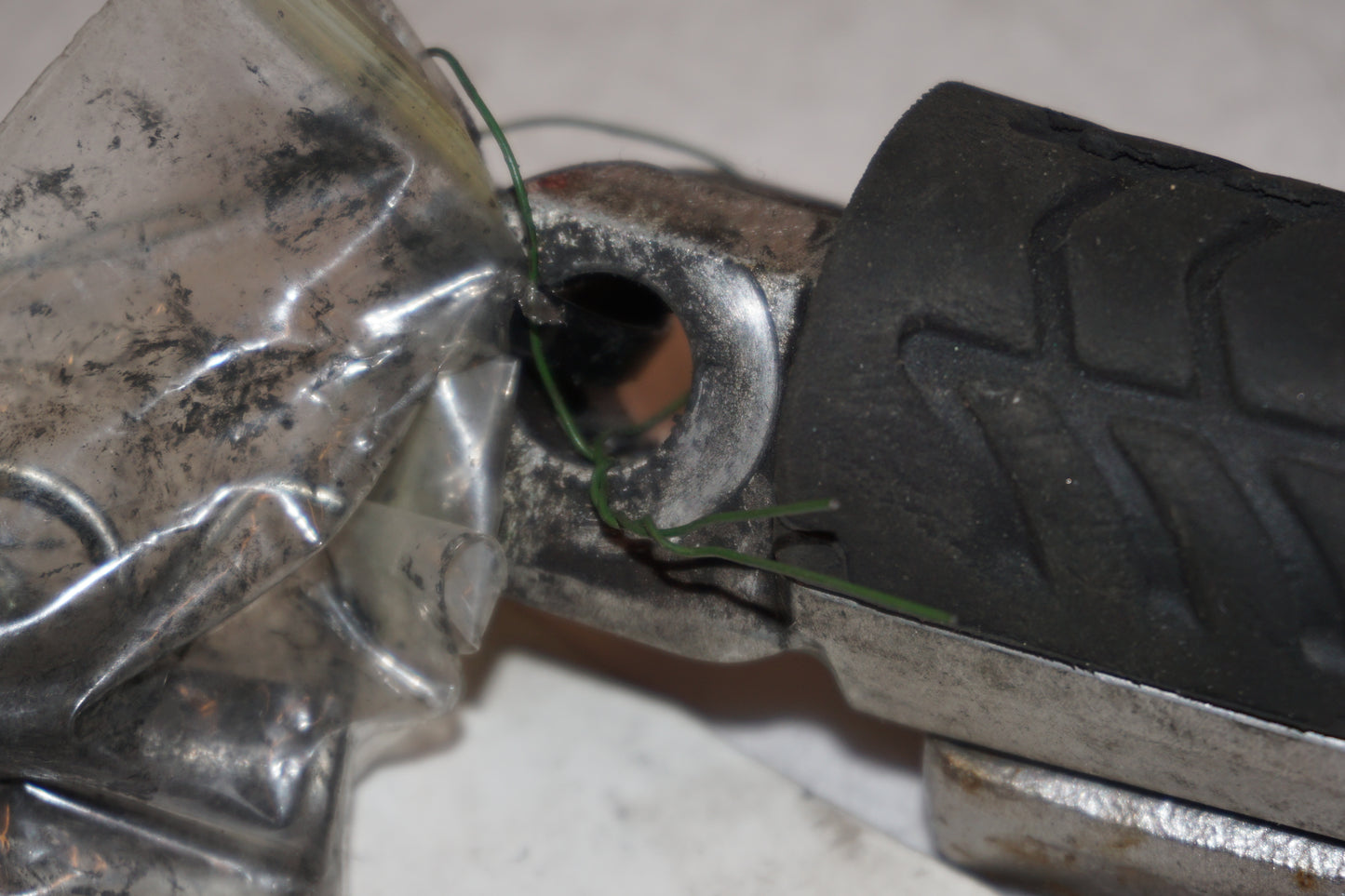 Extrabild2 på <p>Fotpinne vänster fram från Kawasaki Z 900 2017.</p>
<p>Lite skrap under. Okej skick.</p> motorcykel.