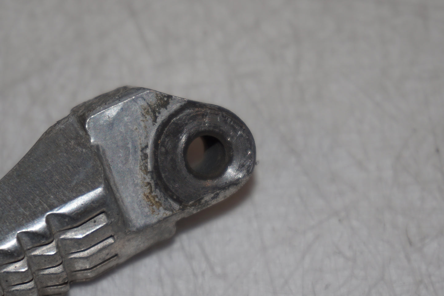 Snett nerifrån på Fotpinne från en Suzuki GSX-R 600 -1999 motorcykel.