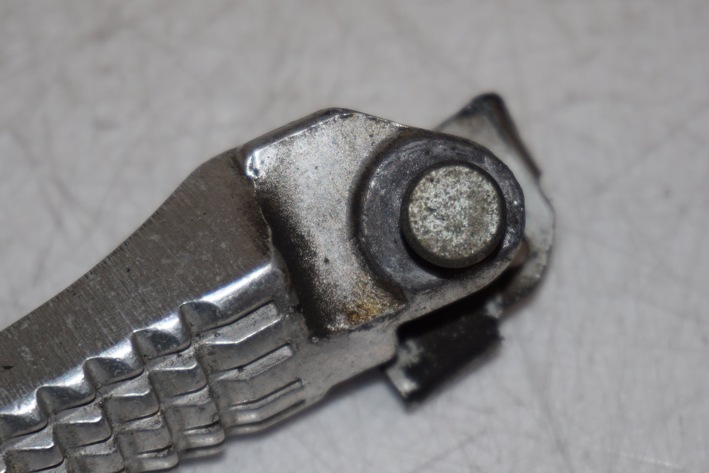 Snett nerifrån på Fotpinne från en Suzuki GSX-R 600 -2000 motorcykel.