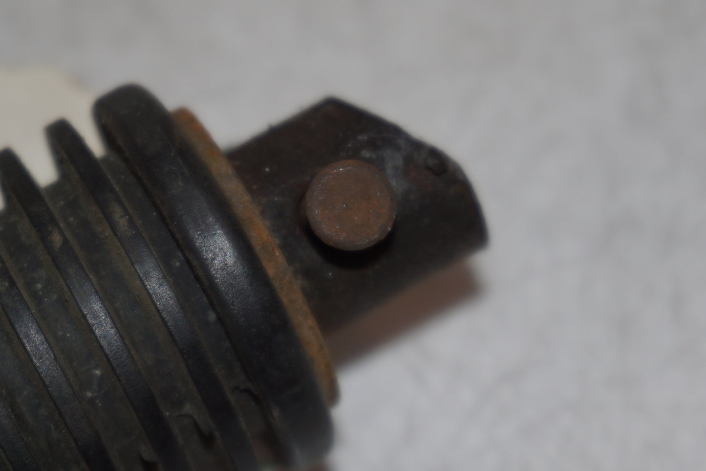 Snett nerifrån på Fotpinne från en Suzuki DR 750 S -1988 motorcykel.