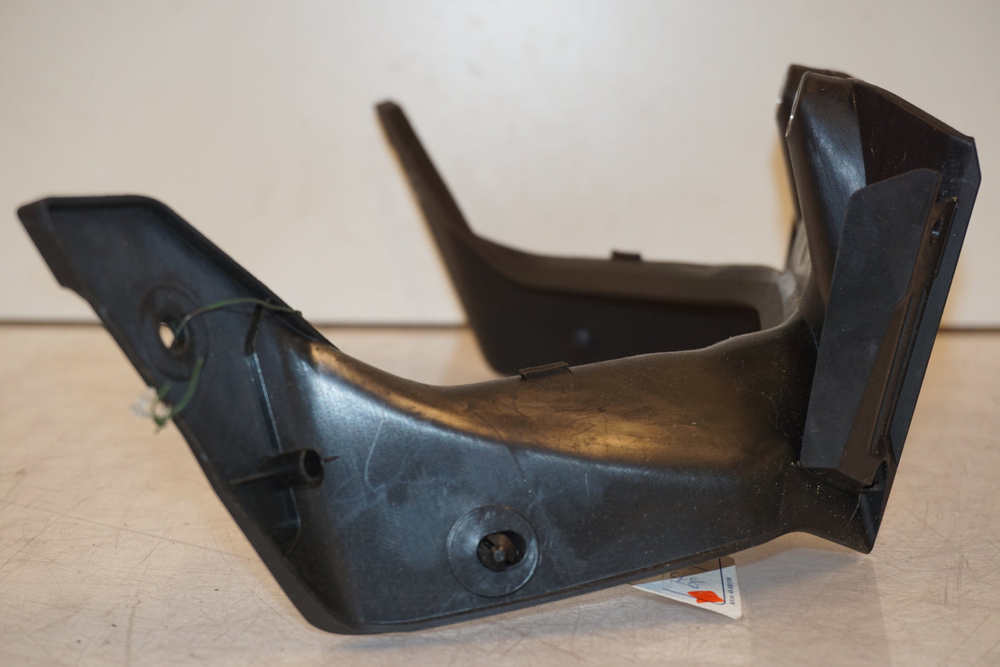 Snett nerifrån på Magkåpa från en BMW R 1250 RS -2020 motorcykel.