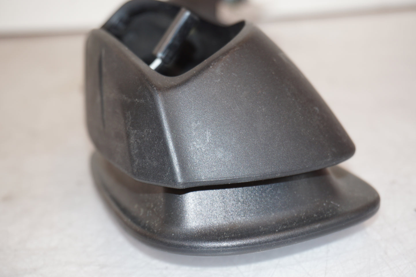 Snett nerifrån på Backspegel från en Suzuki GSX-R 750 -2011 motorcykel.