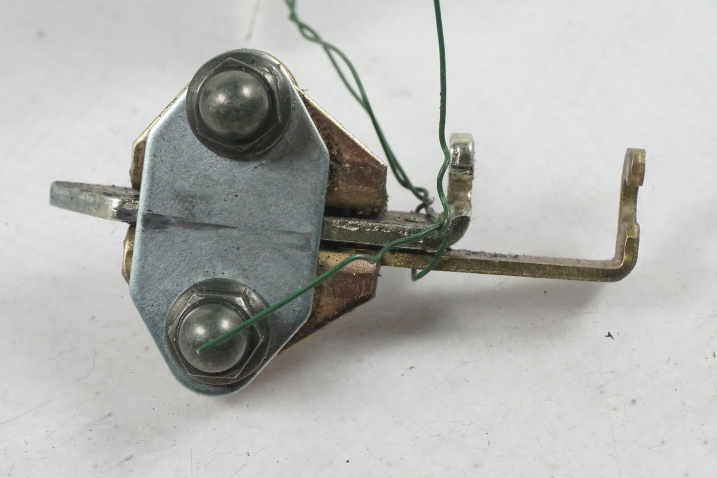 Baksidan pÄ SadellÄsmekanism frÄn en Yamaha YZF 1000 R -1999 motorcykel.