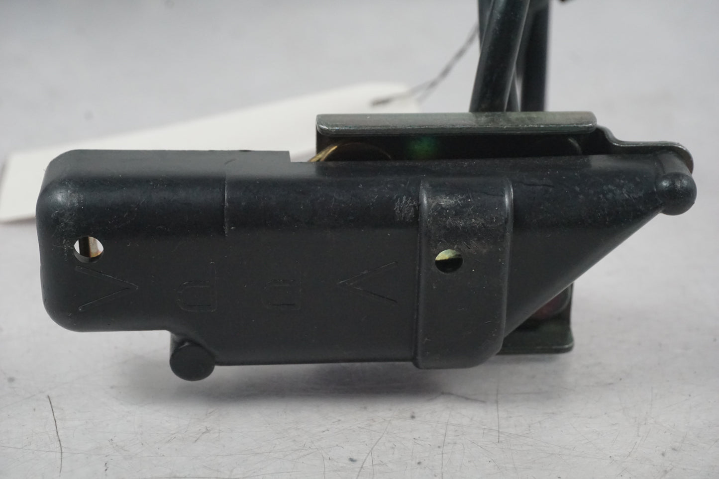 Baksidan på Sadellåsmekanism från en Yamaha YZF R6 -2001 motorcykel.