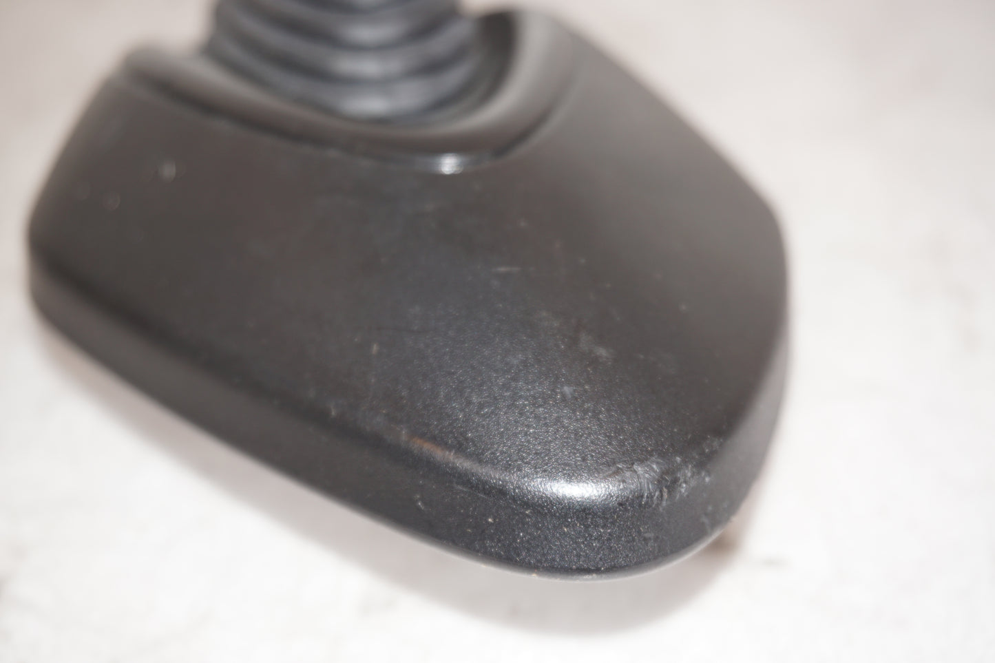 Snett nerifrån på Backspegel från en Suzuki GSR 600 -2008 motorcykel.