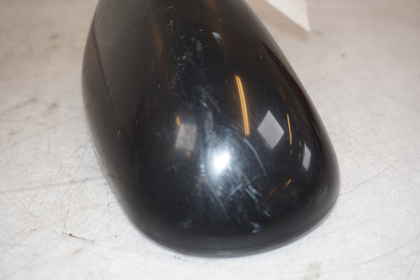 Snett nerifrån på Backspegel från en Kawasaki ZX-9R -1997 motorcykel.