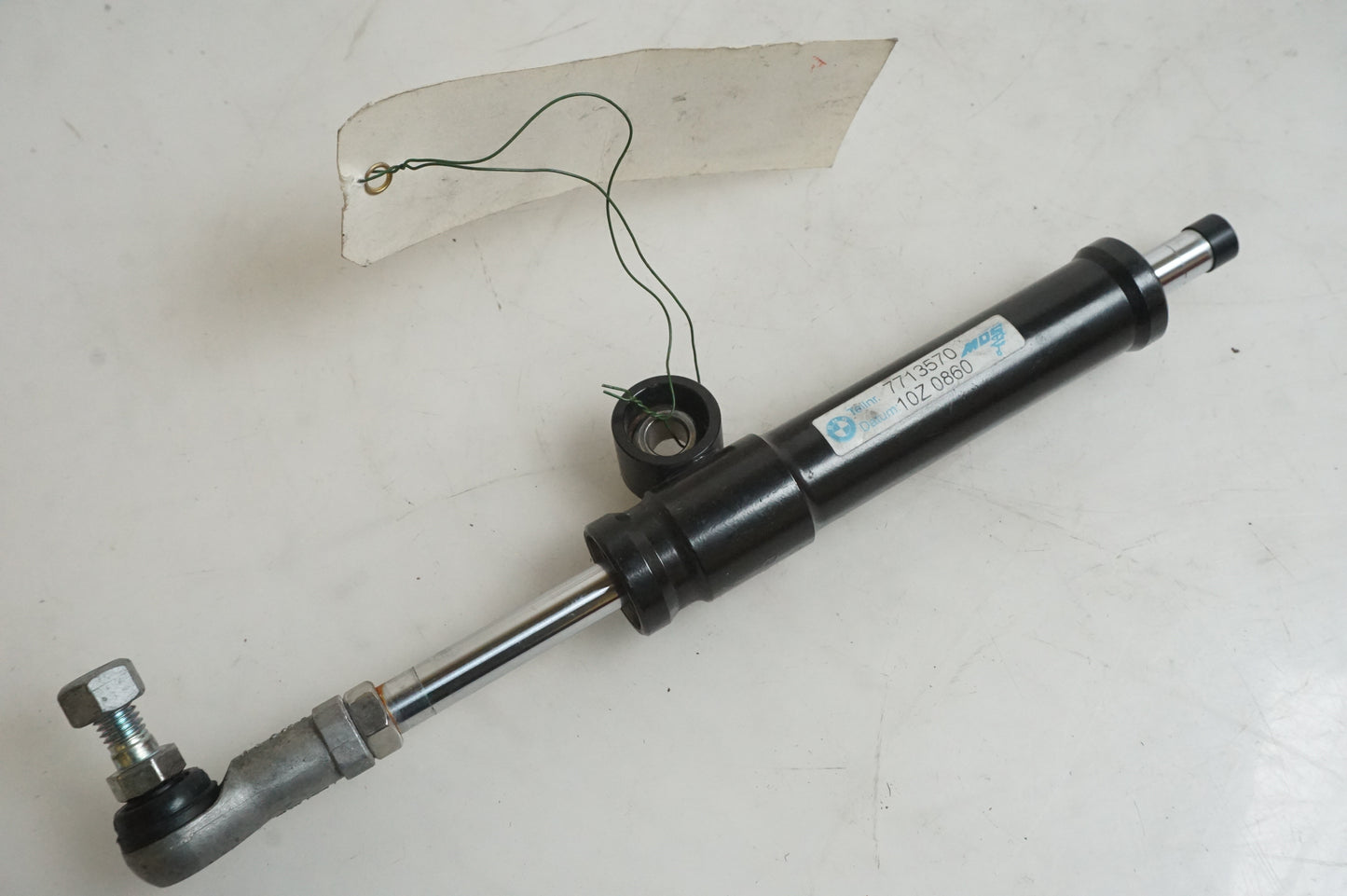 Baksidan på Styrdämpare från en BMW S 1000 RR -2011 motorcykel.