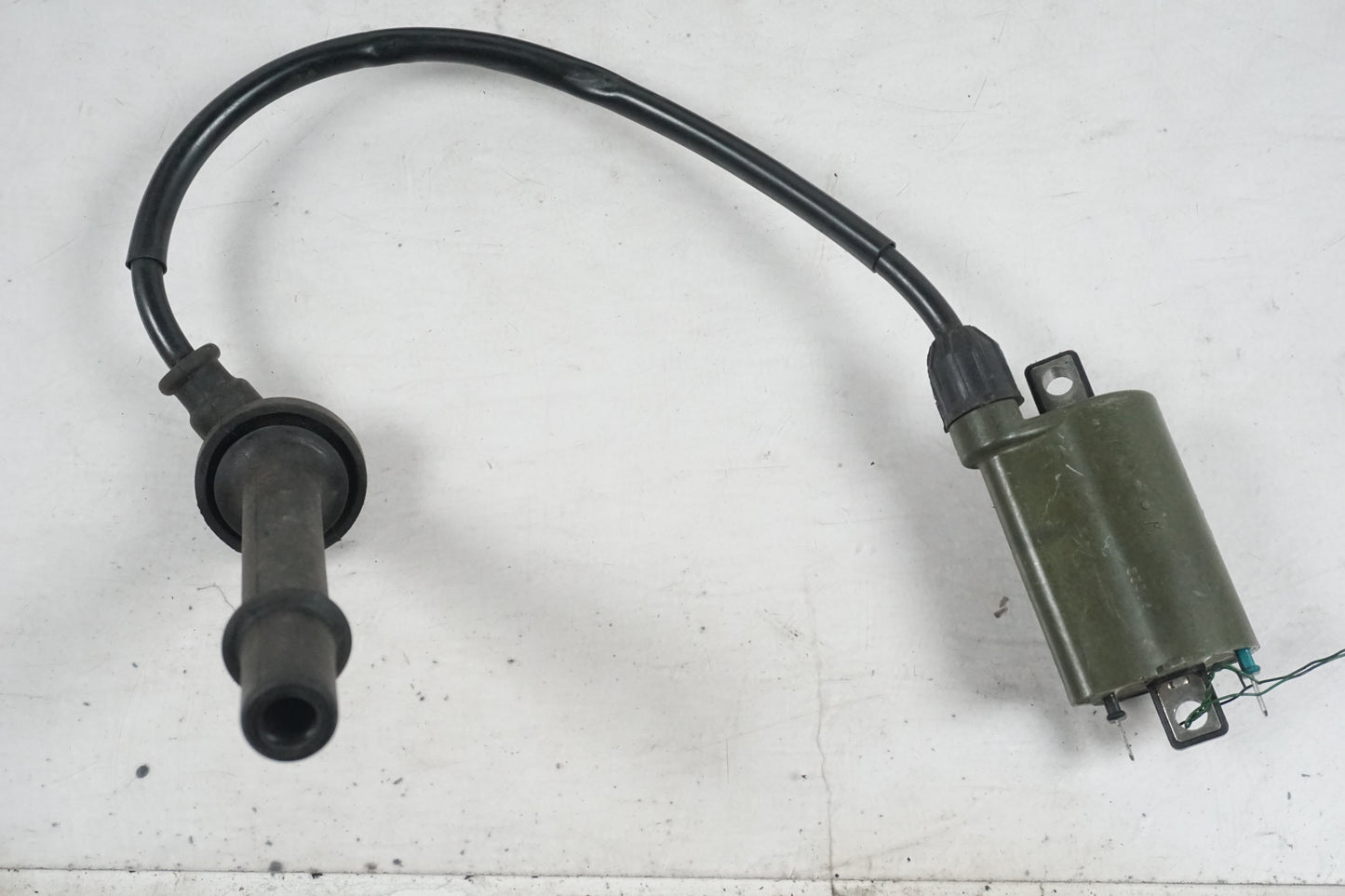 Baksidan på Tändspole från en Honda VFR 800 -2000 motorcykel.