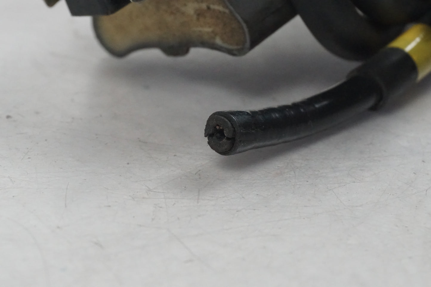 Snett uppifrån på Tändspole från en Kawasaki ZX-7R -1996 motorcykel.