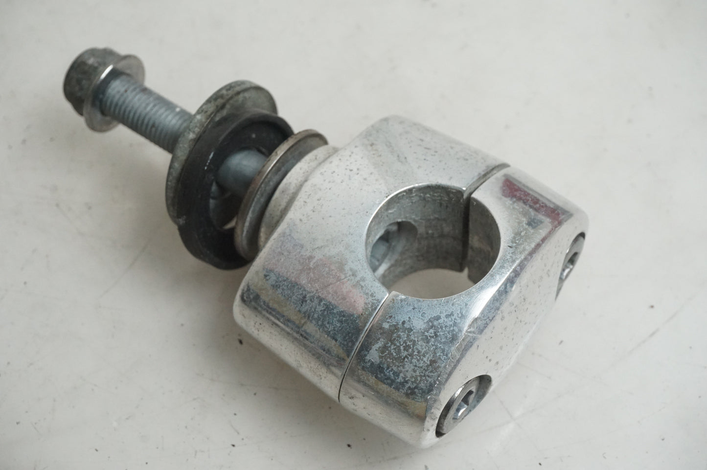 Snett uppifrån på Styrfäste från en Triumph Rocket III -2011 motorcykel.