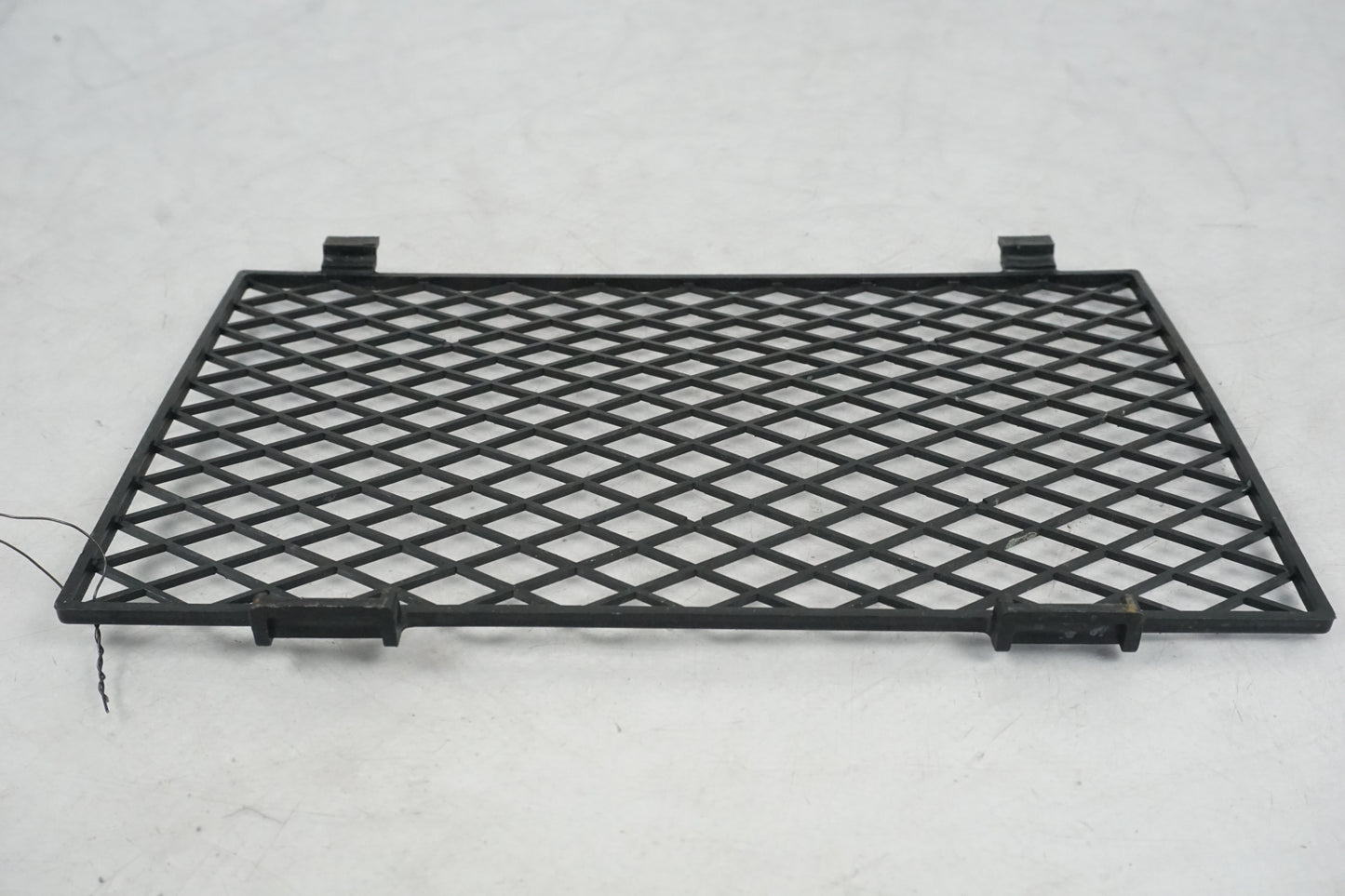 Baksidan på Vattenkylgaller från en Honda XL 1000 V -2008 motorcykel.